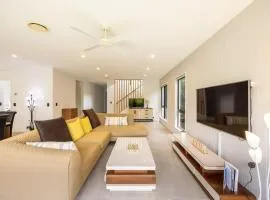 4BR Modern Home Near Parks and Dining with Outdoor Space