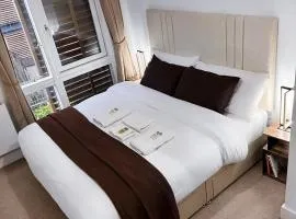 Bright Modern London 2-Bed Apartment with 2-Bath & Balcony View