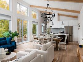 Chalet Eau, style Lake house &agrave; Tremblant，位于苏必利尔湖的木屋