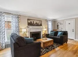 The Henry House I Pet Friendly Cozy Convenient