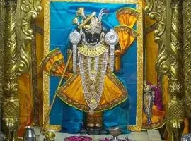 DWARKA HOME STAY AC rooms Hall For family only