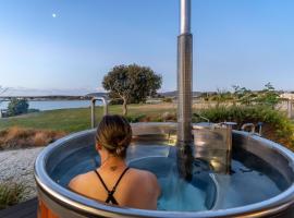 Stargazers Waterfront Hot tub Cottage Tasmania，位于Clarence Point的酒店