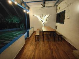 Anand hillside Retreat 3BR Pool Villa by Homeyhuts，位于Māndvi的酒店