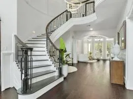 Luxury Mansion in The Woodlands TX with Heated Pool, Spa, BBQ & Basketball Court