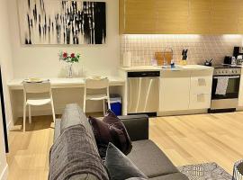 Modern 1BR Condo w Balcony Free Parking & Gym Near Metro & Downtown，位于蒙特利尔的酒店
