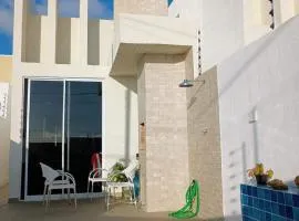 casa com piscina e churrasqueira 5 minutos da praia, 1 quarto com cama de casal e segundo quarto com duas camas infantis