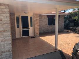 Coastal Calm Entire Top Floor of House Private Entrance and ammenities，位于西南岩的酒店