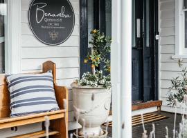 Room at Historic Benambra Boutique Accommodation - c1883 - 'Rosebud Room'，位于昆斯克利夫的酒店