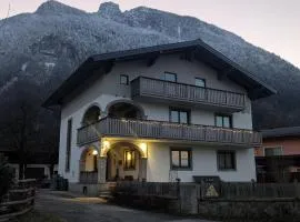 Privatzimmer und Küche mit Balkon und Ausblick