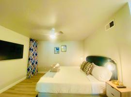 Cheerful 4 bed, 2 bath with pool near Disneyland，位于普拉森的酒店