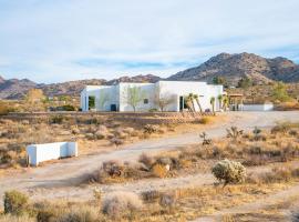 Desert Serenity near Joshua Tree park entrance，位于约书亚树的酒店