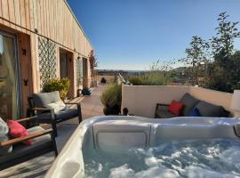 Le Penthouse de 220m2 - Jacuzzi - 3 Parkings - Climatisation - Terrasse，位于芒通的酒店