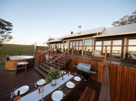 Sunvale Stunning Luxury Lodge with Woodfire Heated Spa and Large Deck，位于Capertee的酒店