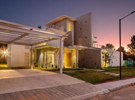 Golf View Home by StayJade, 4BHK, Projector，位于霍苏尔的酒店