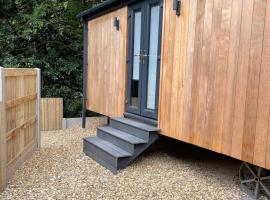 Dee Lodge with private hot tub，位于兰戈伦的酒店