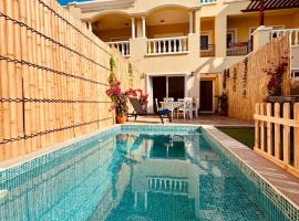 Western Townhouse with private swimming pool，位于拉斯阿尔卡麦的宠物友好酒店