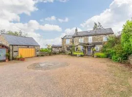 Country Farmhouse - swim spa hot tub- bbq hut