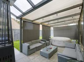 Modern House with relaxing Hot tub，位于阿克斯桥的酒店