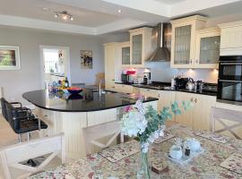 Castle View House Private 7BR sleeps 14 -Sea Views -5 min walk to Glenbeigh village - 10 min drive to Rossbeigh Beach and Dooks Golf Course，位于格伦贝赫的酒店