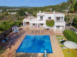 Villa near Ibiza Town sleeps 8，位于Can Furnet的酒店