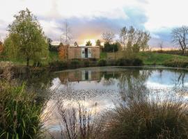 Herbie's Shepherds Hut at Shepherds Lodge Retreat and Wellness，位于诺丁汉的酒店