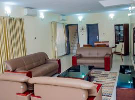 4 Bedroom all ensuite "Milk & Honey" Home in Adeniyi Jones Ikeja，位于伊凯贾的酒店