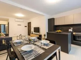 Beautiful Modern Central 2BR Apt