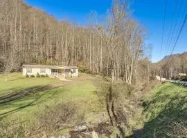 Creekside Haven with Fire Pit Near Nantahala River