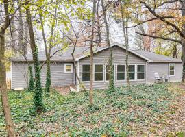 1 Mi to Dtwn Newburgh Quiet Home with Yard!，位于Newburgh的酒店