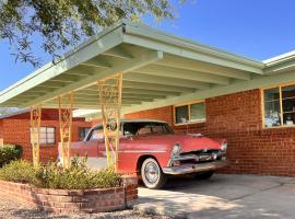 Retro 50's mid century modern home，位于土桑的酒店