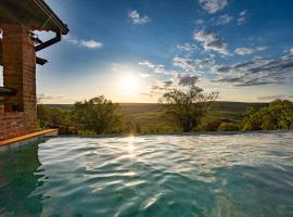 Fazenda centenária com piscina e cachoeira，位于Sarutaiá的酒店