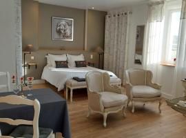 La Ferme du BoisDieu，位于阿瓦隆的带泳池的酒店