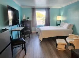 Beach, Boat, and shopping -- Studio Apartment
