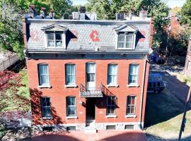 Cozy townhouse, 1-mi from the heart of Soulard!，位于圣路易斯的酒店