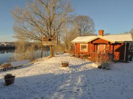 Cozy Home In Borlänge With Lake View，位于博伦厄的酒店