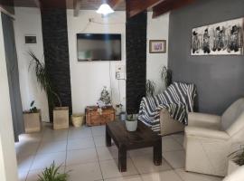 Departamentos Mama carmen，位于米娜克拉韦罗的海滩酒店