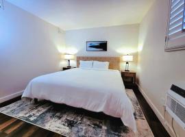 Beautiful Retreat 1 King Bed at Tempe Oasis Pool Spa & Clubhouse，位于坦培的酒店