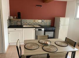 Maison idéale pour 2 personnes, garage clos et Wifi，位于Beauvoir-sur-Niort的酒店