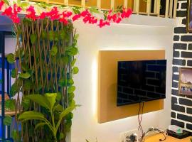 Ganga Army House Retreat - A premium condo with River and Mountains view，位于瑞诗凯诗的酒店