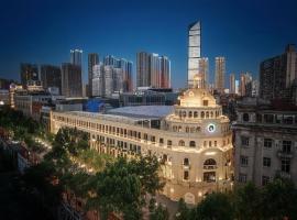 武汉江汉路步行街美仑酒店，位于武汉的带停车场的酒店