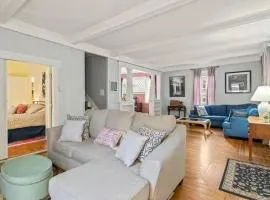 Walk to State park, 6bed,Hot tub & Game room