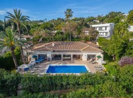 Villa Casa La Concha - Luxury 6 bedroom Villa in Marbella, Beautiful Mountain View, Heated Swimming Pool, 15min walk to Puerto Banus Beaches, Sleeps up to 12，位于马贝拉的酒店