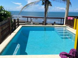 Casa Lassini, Oceanfront Lodging, Playa Las Comadres，位于Las Cucharitas的旅馆