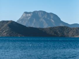 Lakeside Retreat - LuguLake Lijiang，位于Zuosuo的带按摩浴缸的酒店