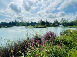 Lakeside Escape with Hot Tub，位于约克的酒店