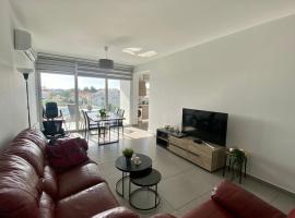 Spacious and Sleek Stay in Engomi，位于Lakatamia的酒店