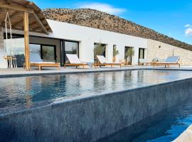 Luxury villa with private infinity pool and stunning sea view，位于Agiassos的酒店