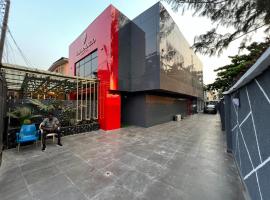 Villa Palazzo Hotel 2，位于伊凯贾的酒店