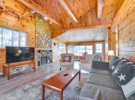 7 Mi to Nubs Nob Lakefront Abode with Fire Pit!，位于佩托斯基的酒店