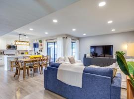 5 Mi to Beach Jupiter Townhome with Pool Access，位于朱庇特的酒店